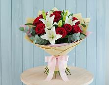 Букет цветов из:  Лилии и Розы в Ребрихе