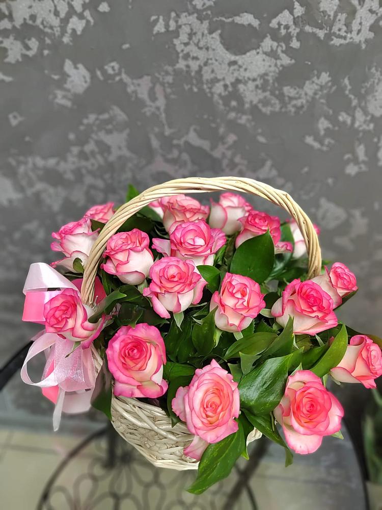 Цветочная композиция из Розы в корзине в Ребрихе