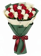 Букет Микс из красных и белых роз в Ребрихе