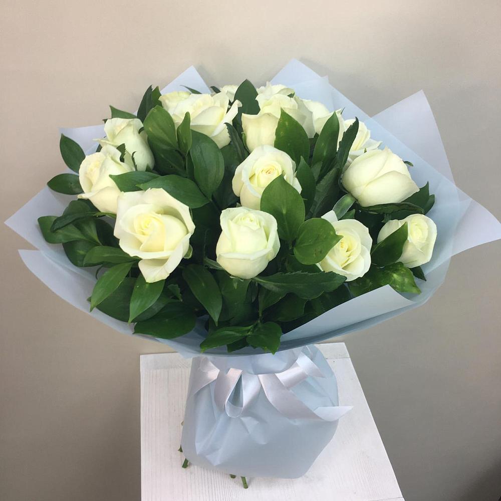 Букет 15 Белых роз Проуд в Ребрихе