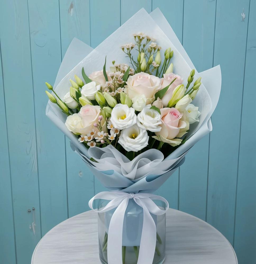 Букет цветов из: Розы и Лизиантусы в Ребрихе