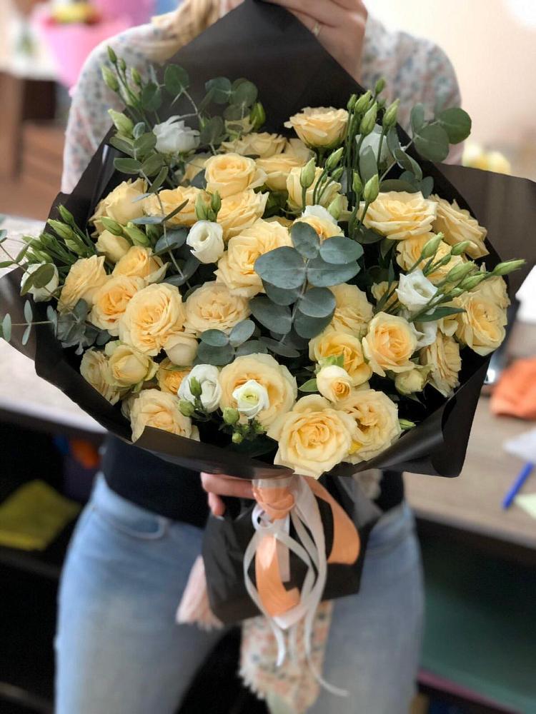 Букет цветов из: Розы и Лизиантусы в Ребрихе