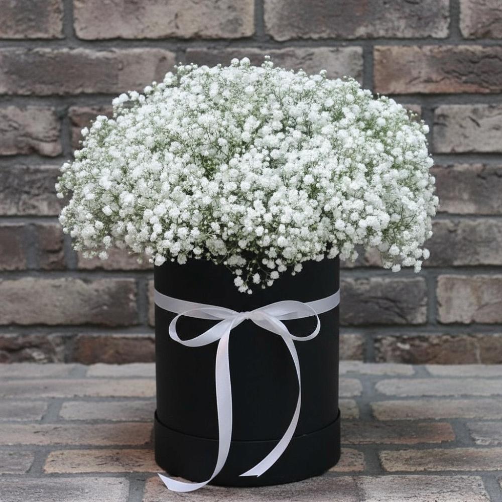 Цветочная композиция из Гипсофила в шляпной коробке в Ребрихе