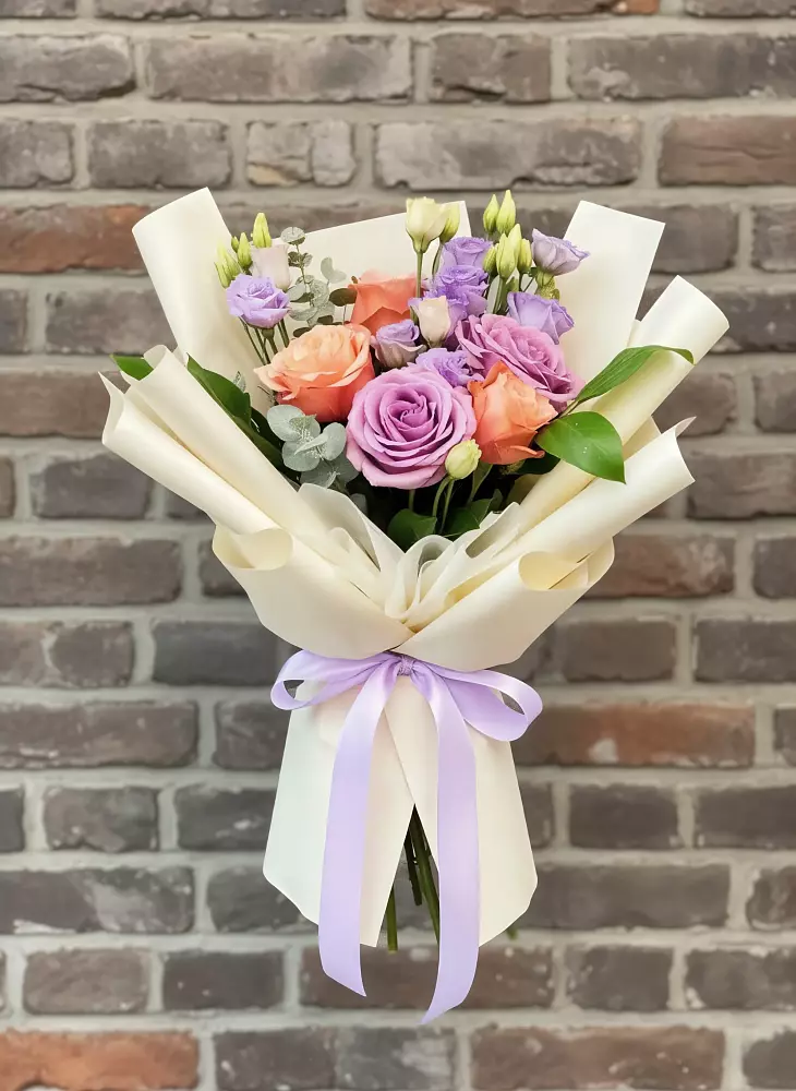 Букет цветов из: Лизиантусы и Розы в Ребрихе