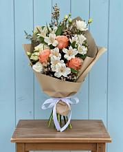 Букет цветов из:  Альстромерии, Лизиантусы, Розы и Хризантемы в Ребрихе