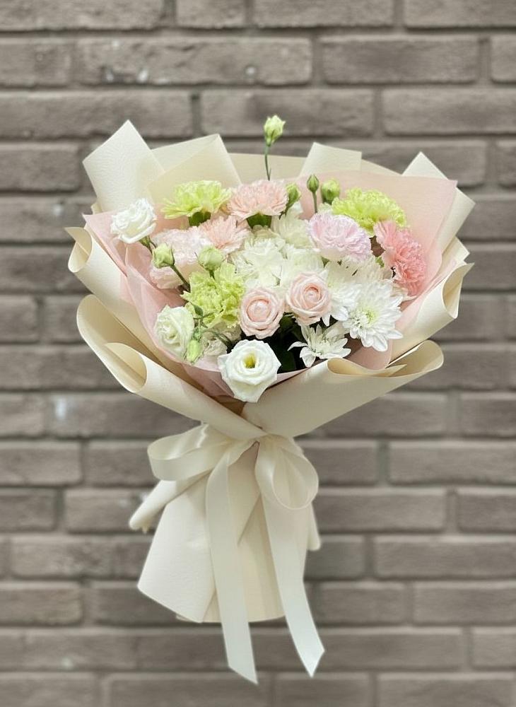 Букет цветов из: Гвоздики, Розы, Лизиантусы и Хризантемы в Ребрихе