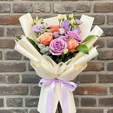 Букет цветов из:  Лизиантусы и Розы в Ребрихе