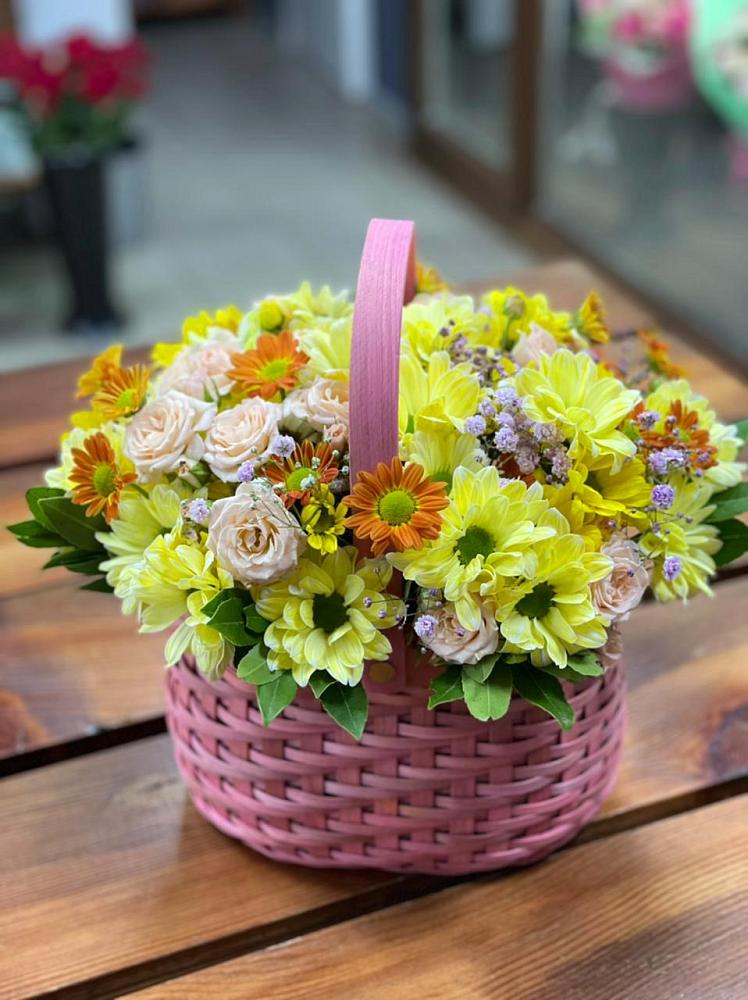 Цветочная композиция из Хризантемы и Розы в корзине в Ребрихе