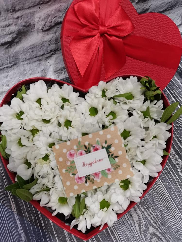 Цветочная композиция из Хризантемы в виде сердца в Ребрихе