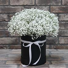 Цветочная композиция из Гипсофила в шляпной коробке в Ребрихе