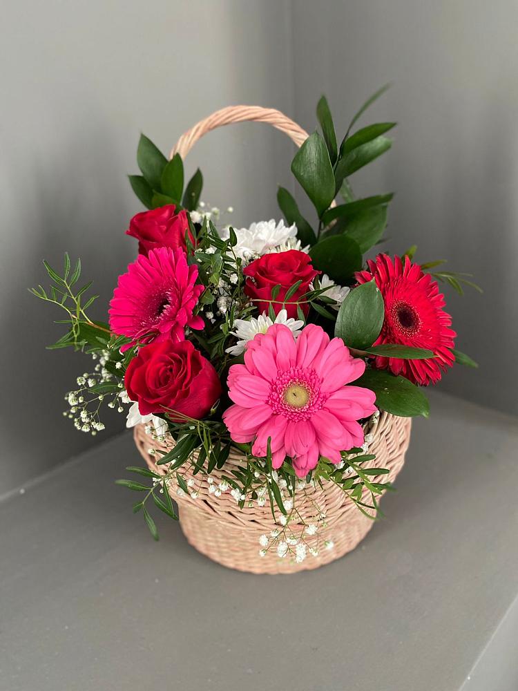 Цветочная композиция из Розы, Хризантемы и Герберы в корзине в Ребрихе
