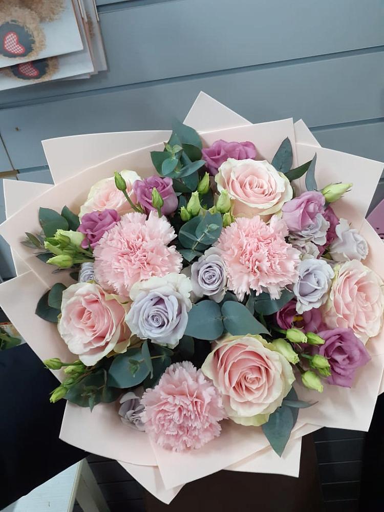 Букет цветов из: Розы, Гвоздики и Лизиантусы в Ребрихе