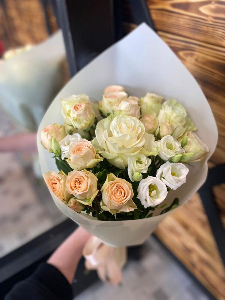 Букет цветов из: Розы и Лизиантусы в Ребрихе